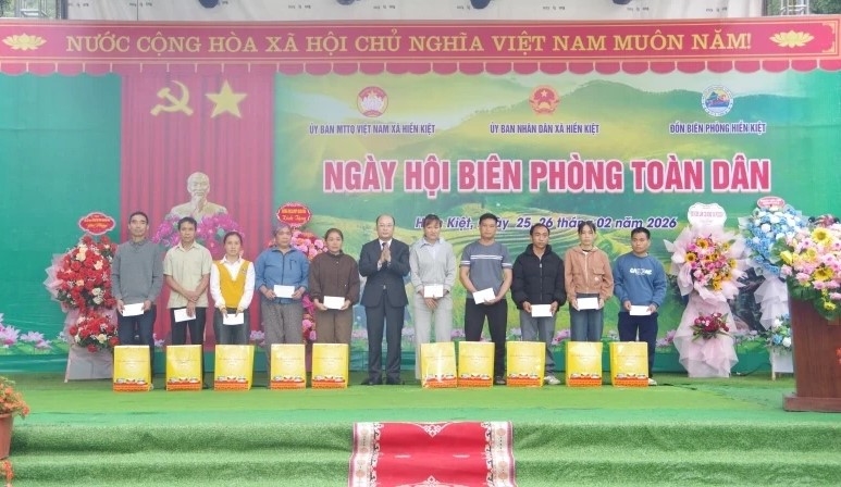 Ông Cao Văn Cường, Phó Chủ tịch UBND tỉnh trao quà cho các hộ gia đình trên địa bàn xã Hiền Kiệt.