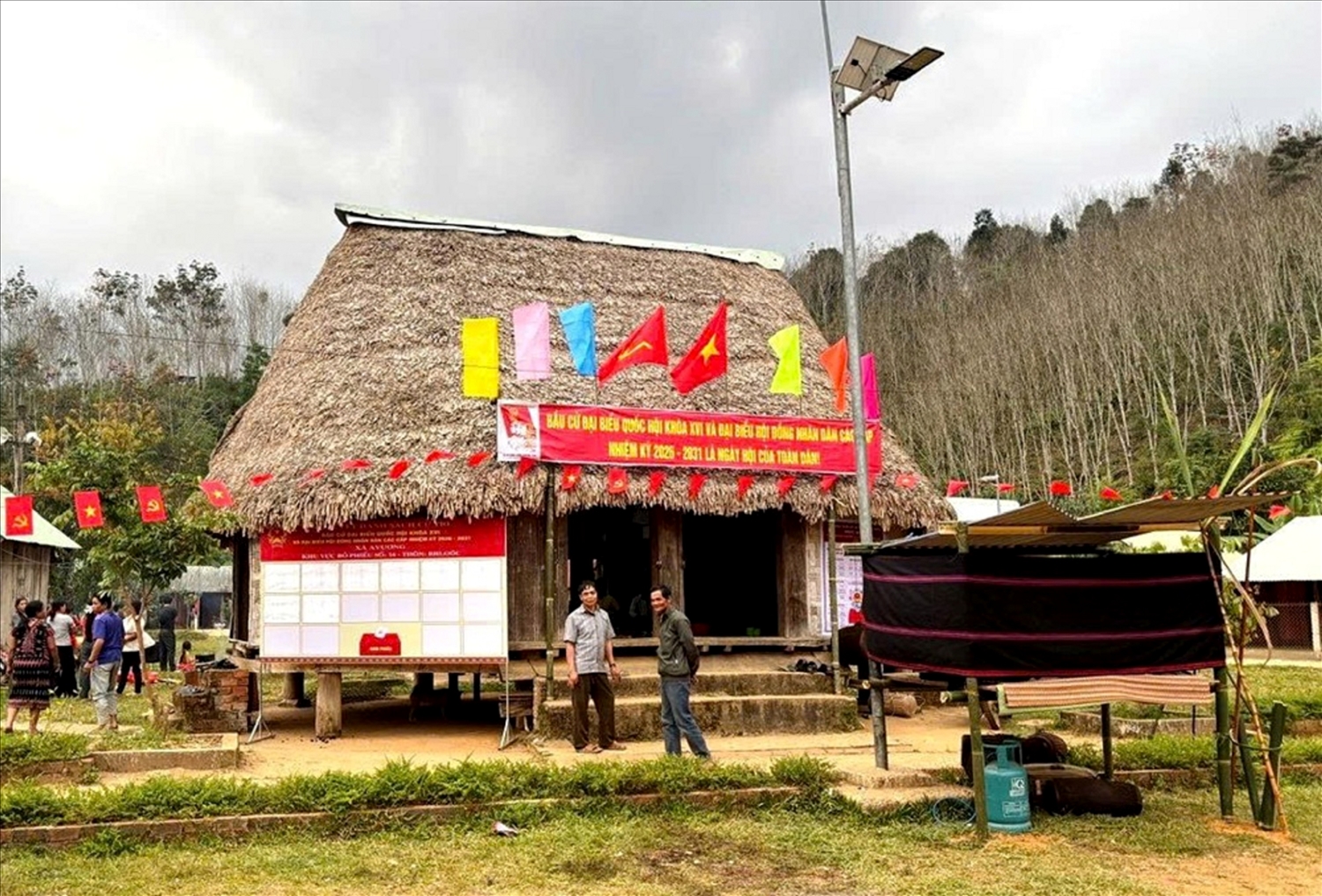 Công tác trang trí khánh tiết tại các điểm sinh hoạt cộng đồng vùng biên được hoàn tất chu đáo trước ngày bầu cử.