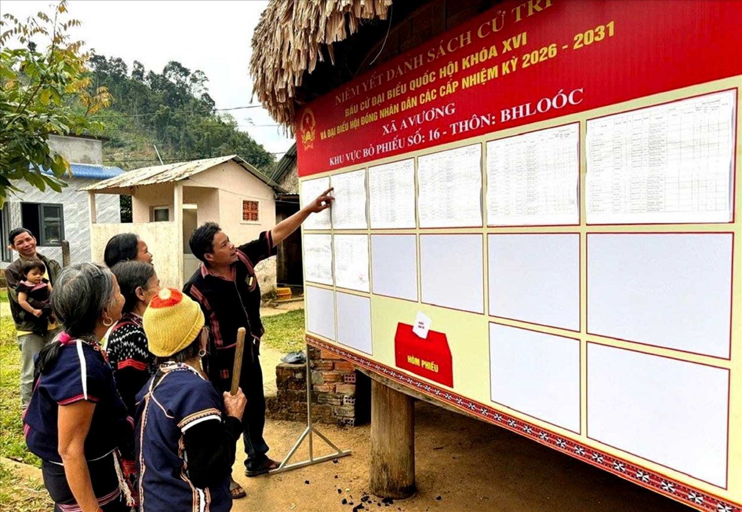 Danh sách cử tri bầu cử Quốc hội khóa XVI và HĐND các cấp được niêm yết trang trọng, rõ ràng tại các thôn bản xa xôi vùng biên giới phía Tây Đà Nẵng.