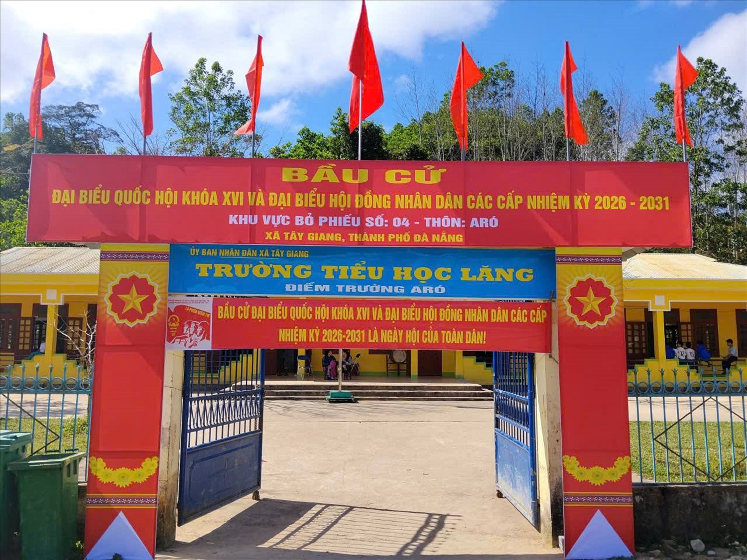 Công tác chuẩn bị tại các khu vực bỏ phiếu được triển khai đồng bộ, trang trí cờ Tổ quốc, băng rôn, khẩu hiệu, pa-nô tuyên truyền.