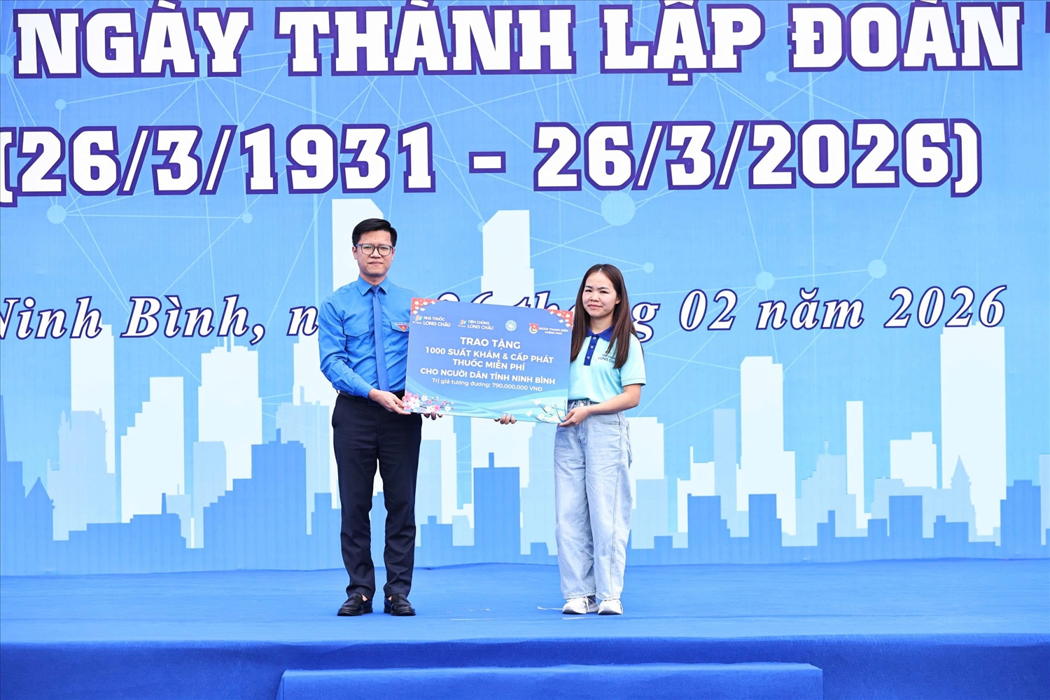 Đoàn Thanh niên Chính phủ đã phối hợp với Nhà thuốc Long Châu triển khai khám, phát thuốc và thực phẩm chức năng miễn phí cho 1000 người dân với trị giá 790 triệu đồng. Ảnh: Minh Đức