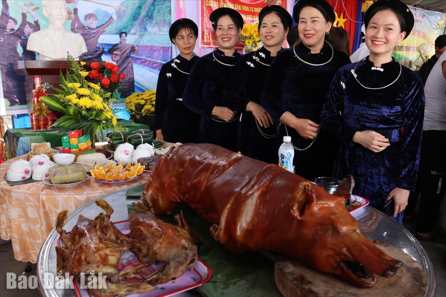 Phần thi ẩm thực với các món ăn mang đậm bản sắc vùng miền thu hút đông đảo du khách.Ảnh: Báo Đắk LắK