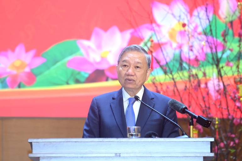 Tổng Bí thư Tô Lâm phát biểu chúc Tết cán bộ, chiến sĩ Cục An ninh điều tra, Bộ Công an. (Ảnh: ĐĂNG KHOA)