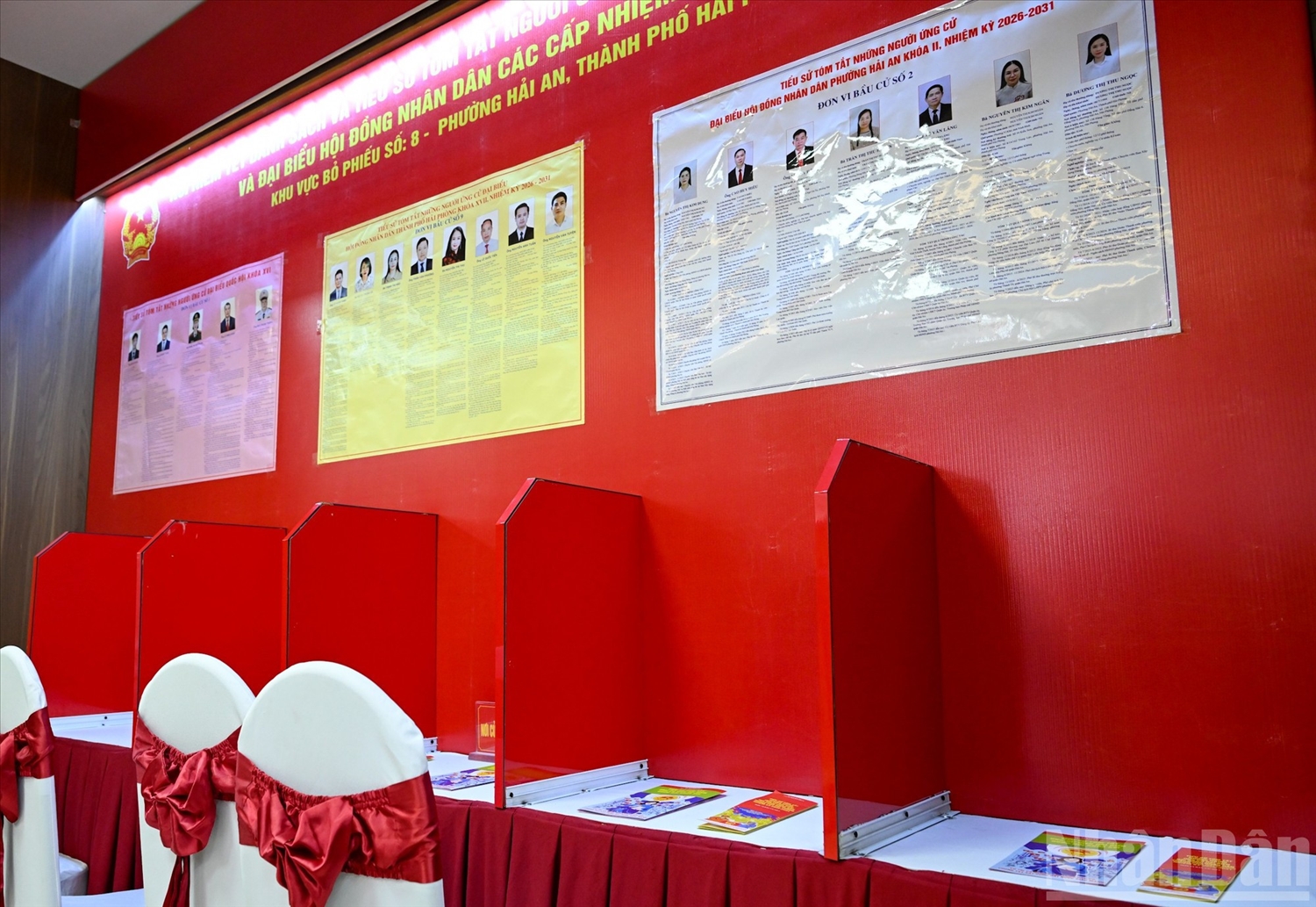 Nơi niêm yết danh sách tóm tắt người ứng cử tại khu vực bỏ phiếu số 8, phường Hải An. (Ảnh: DUY LINH)