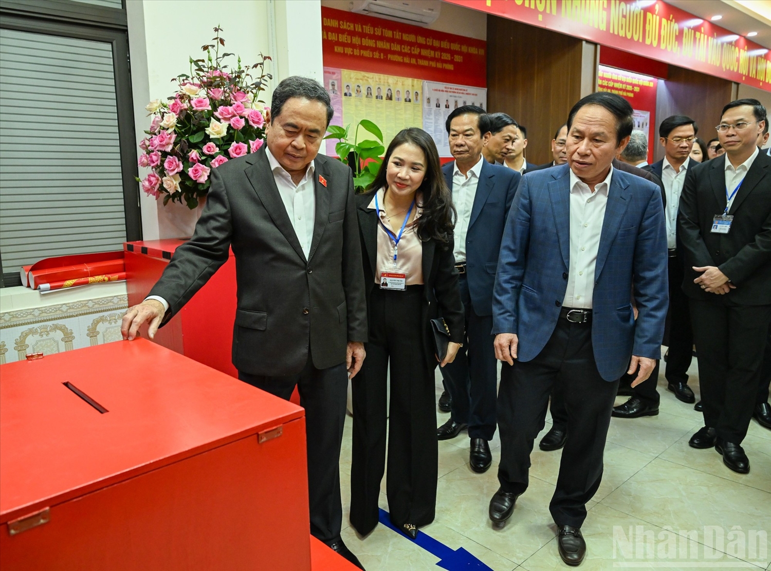 Chủ tịch Quốc hội Trần Thanh Mẫn, Chủ tịch Hội đồng Bầu cử Quốc gia kiểm tra công tác bầu cử tại phường Hải An, thành phố Hải Phòng. (Ảnh: DUY LINH)