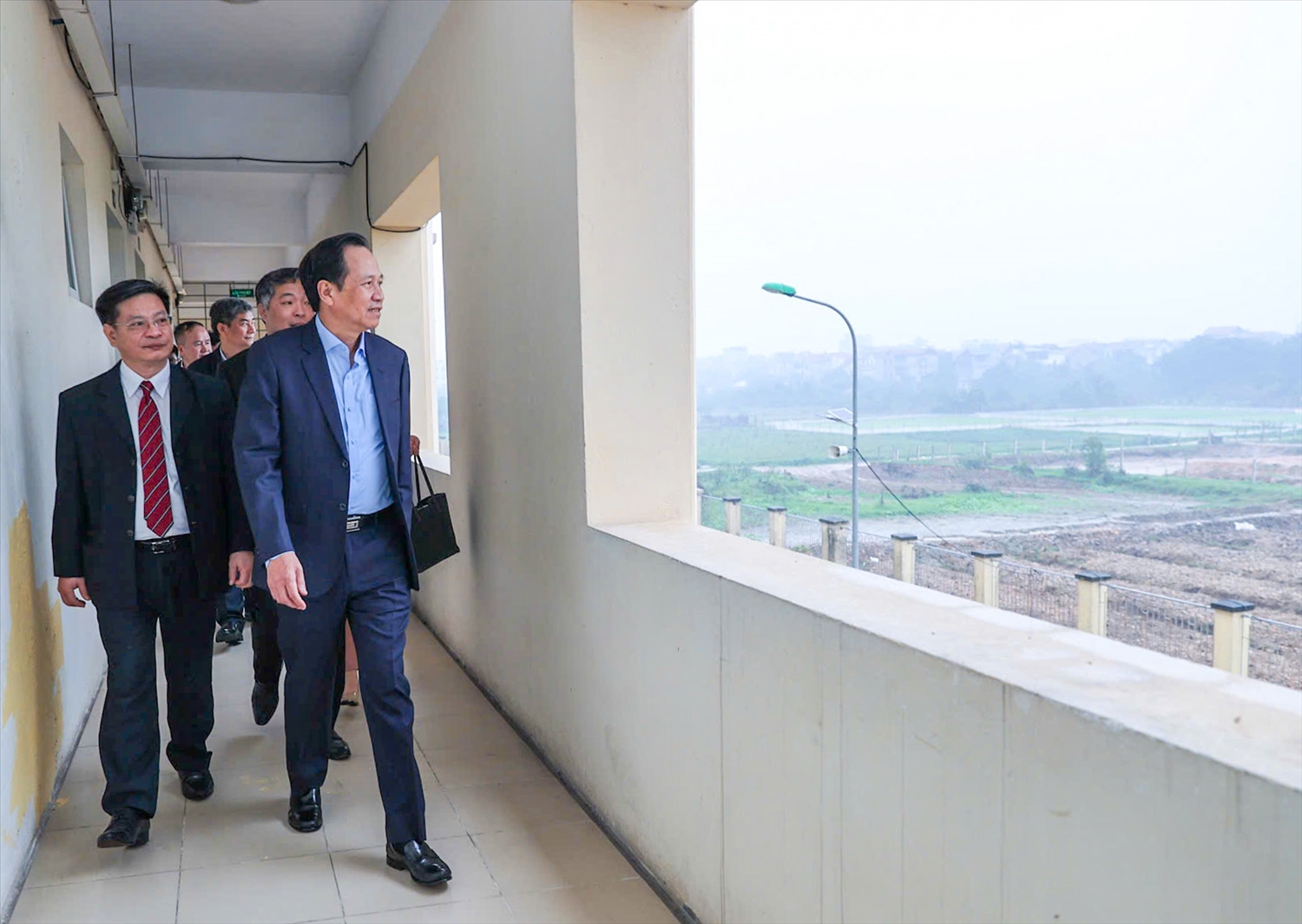 Bộ trưởng Đào Ngọc Dung tham quan trụ sở Học viện Dân tộc.