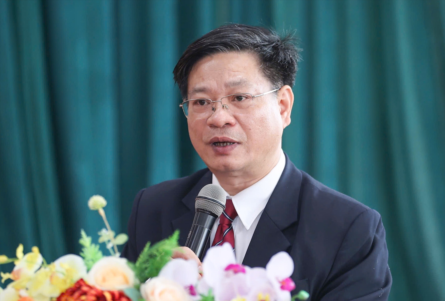 Giám đốc Học viện Dân tộc Bùi Tôn Hiến báo cáo tại buổi làm việc.