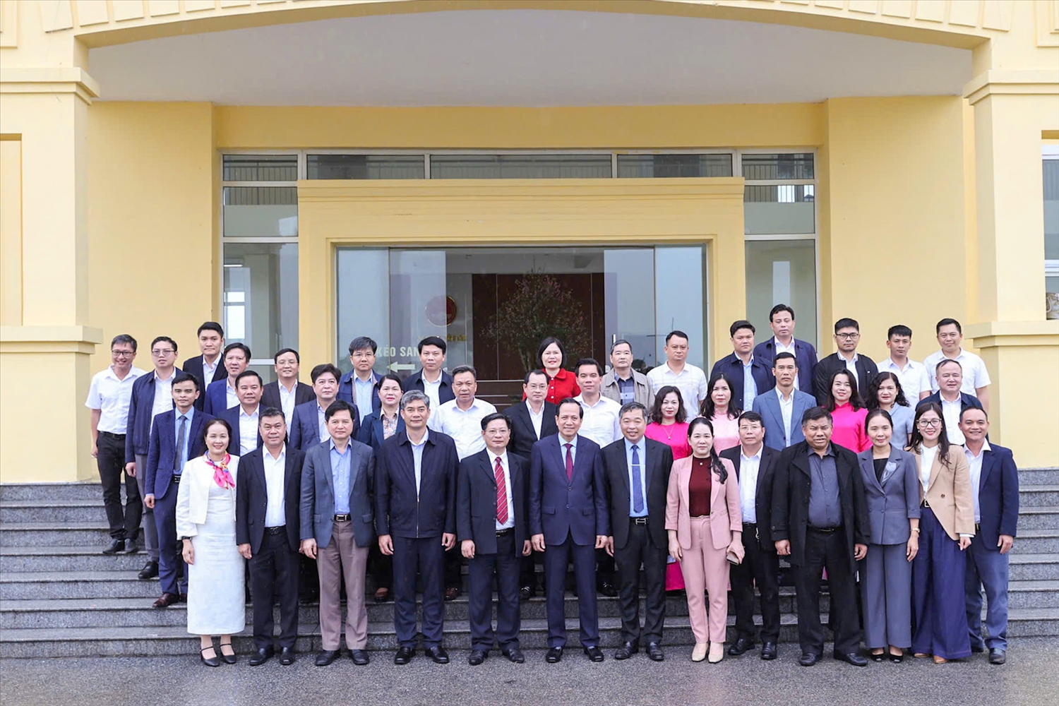 Bộ trưởng Đào Ngọc Dung và lãnh đạo Bộ chụp ảnh lưu niệm với tập thể lãnh đạo, viên chức Học viện Dân tộc.