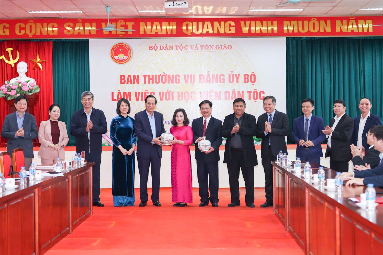 Bộ trưởng Đào Ngọc Dung và lãnh đạo Bộ tặng quà Học viện Dân tộc. 