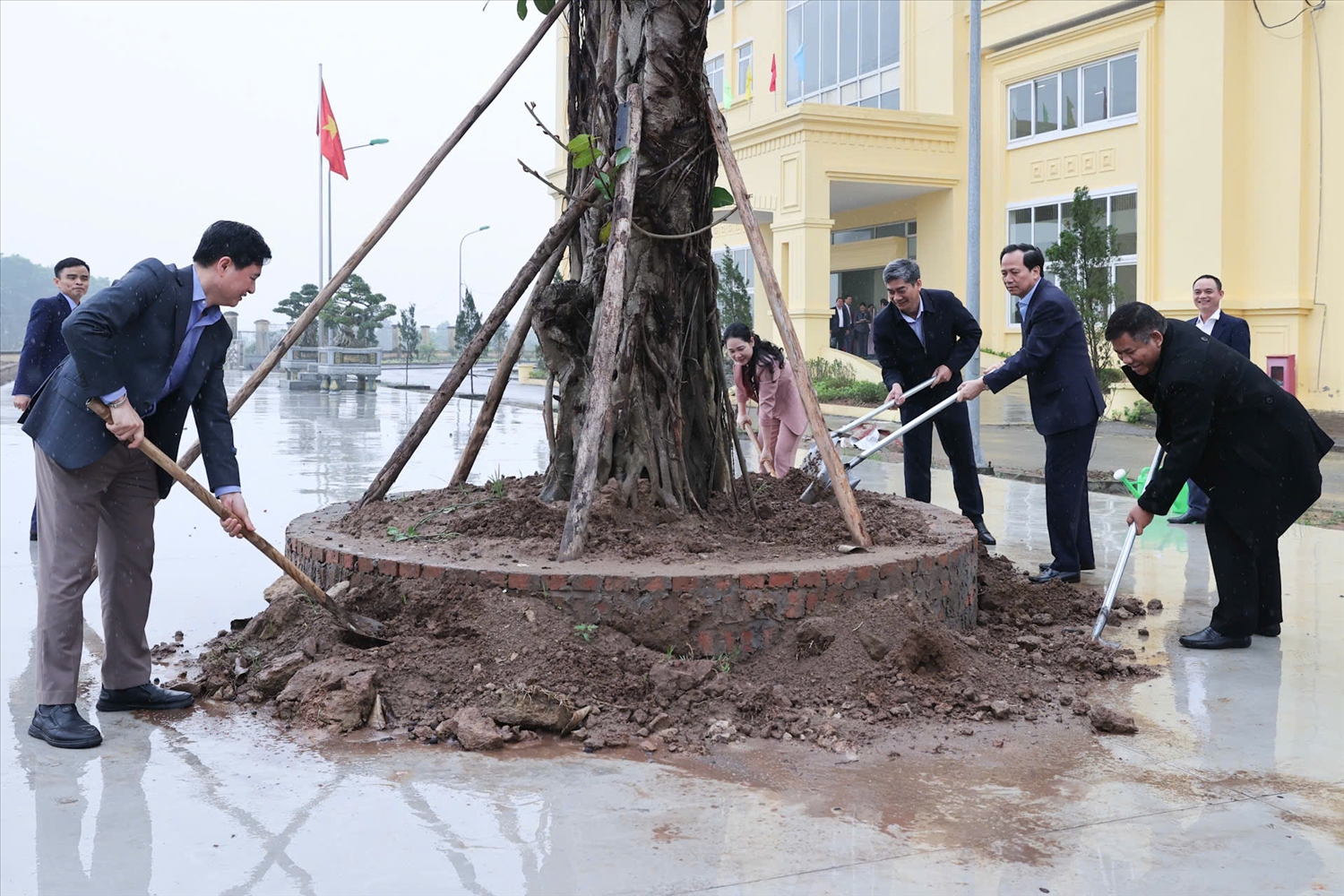 Bộ trưởng Đào Ngọc Dung và lãnh đạo Bộ trồng cây lưu niệm trong khuôn viên Học viện Dân tộc.