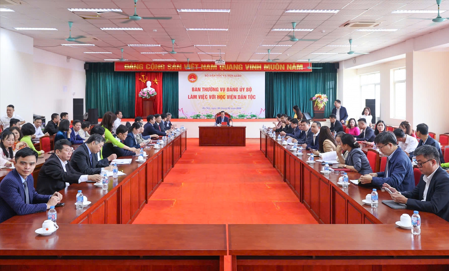 Quang cảnh buổi làm việc