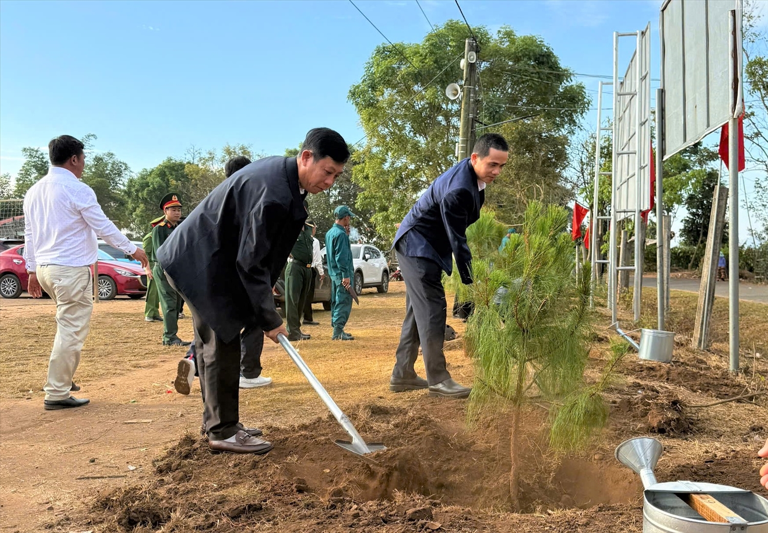 Lãnh đạo xã Sa Bình trồng cây xanh tạo cảnh quan khuôn viên nhà rông thôn Đăk Wơk Yốp 