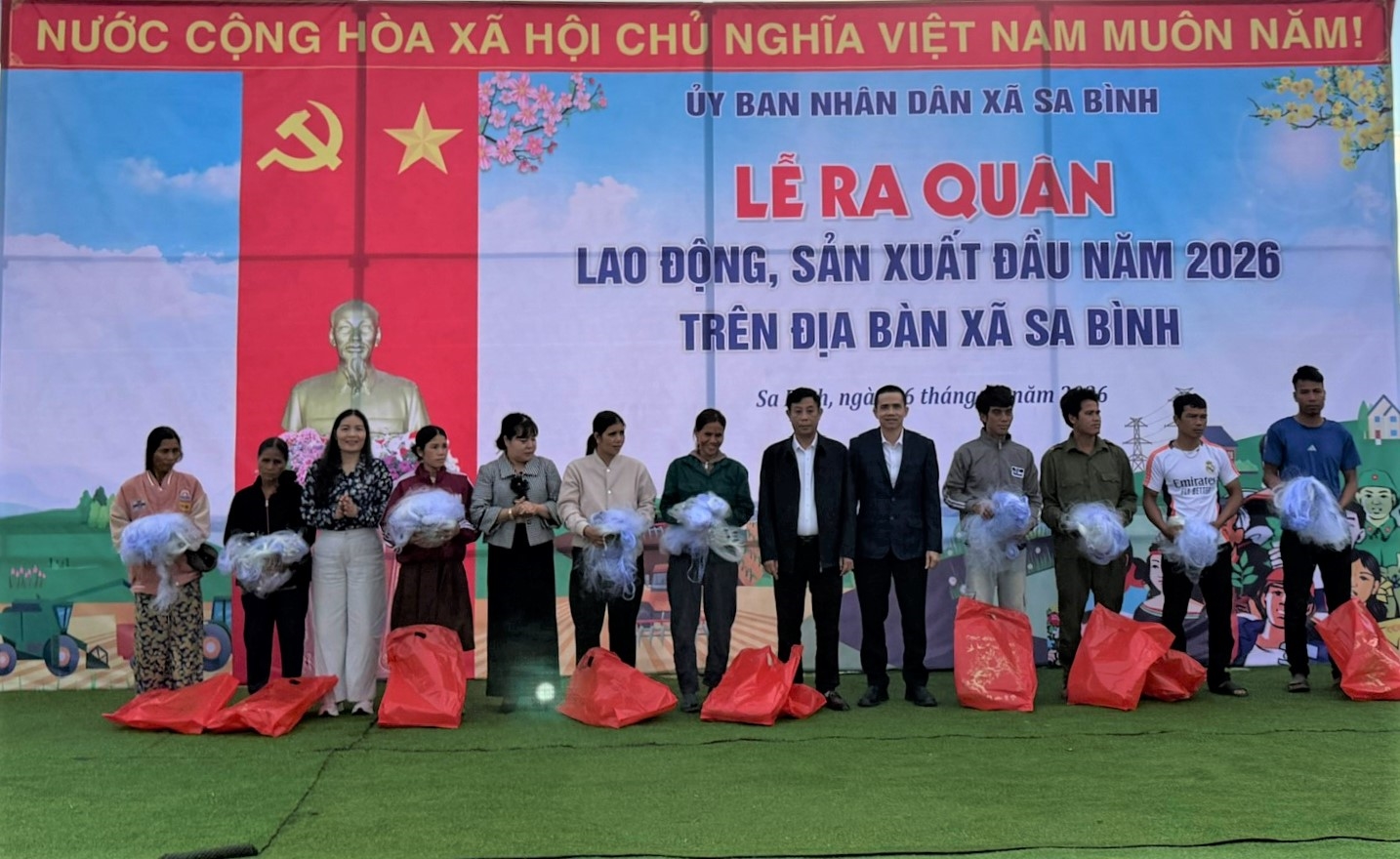 Xã Sa Bình tặng tay lưới cho các hộ dân ở thôn Đăk Wơk Yốp và thôn Tân Sang để hướng đến thành lập 2 tổ đánh bắt thủy sản