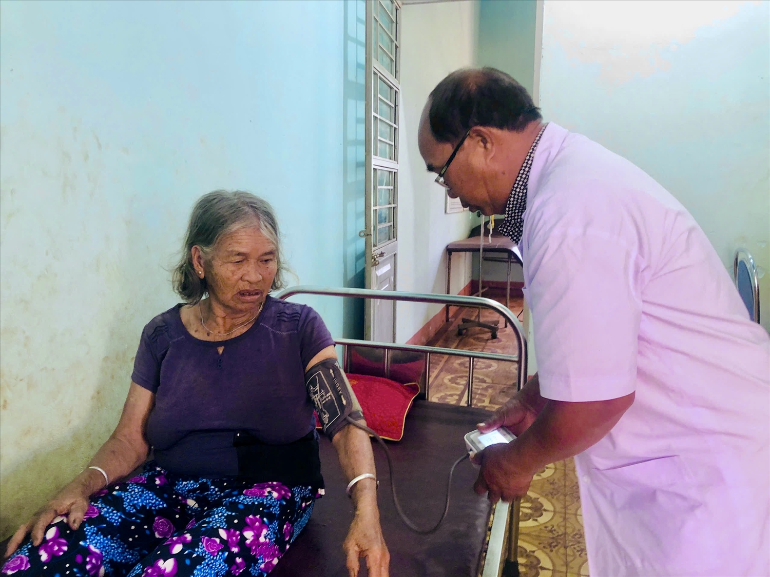 Sự nhiệt tình, nhân nghĩa của người thầy thuốc đã giúp bác sĩ Blum có được lòng tin, sự yêu mến của dân làng