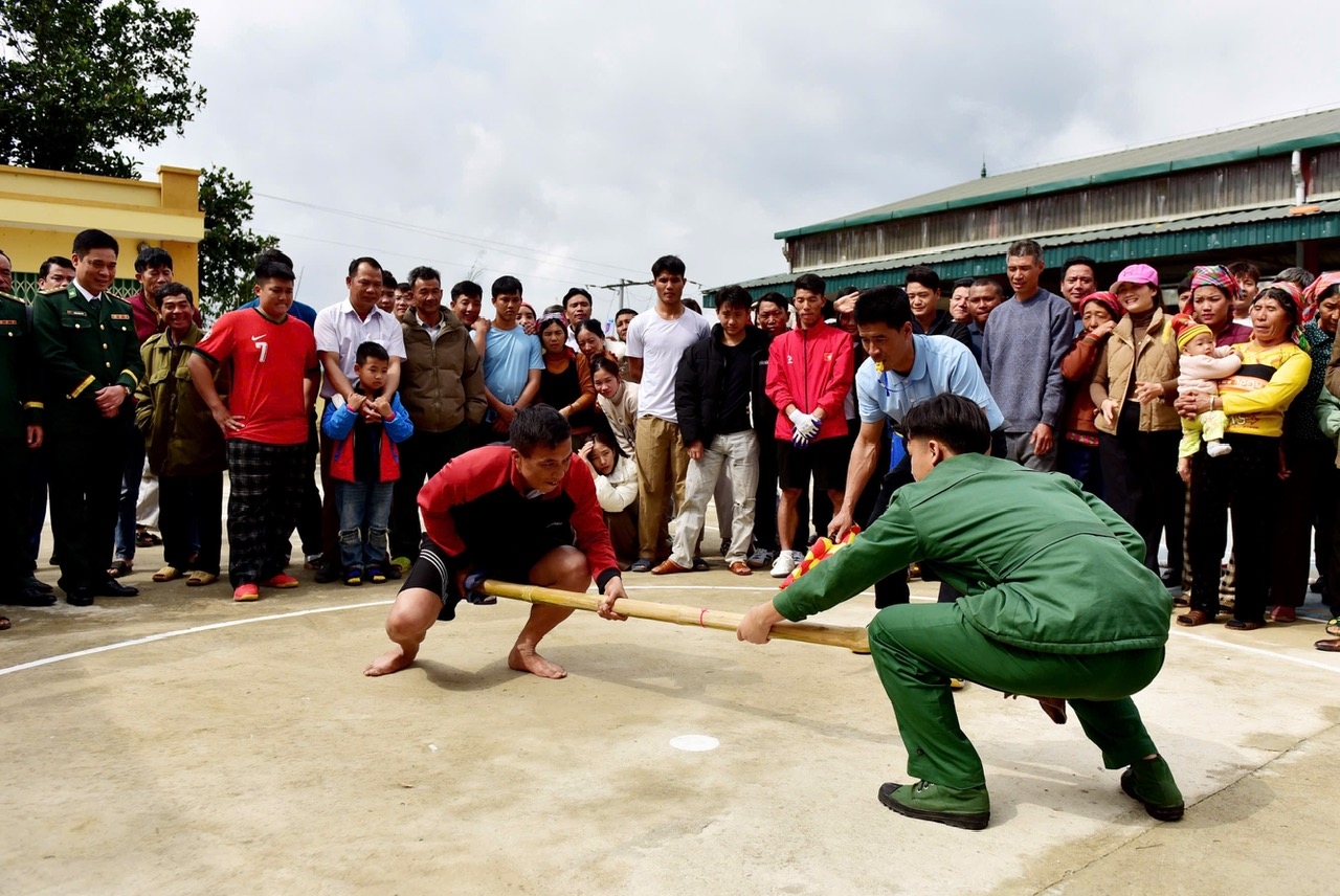 Các trò chơi dân gian tại ngày hội thu hút đông đảo Nhân dân đến thưởng lãm