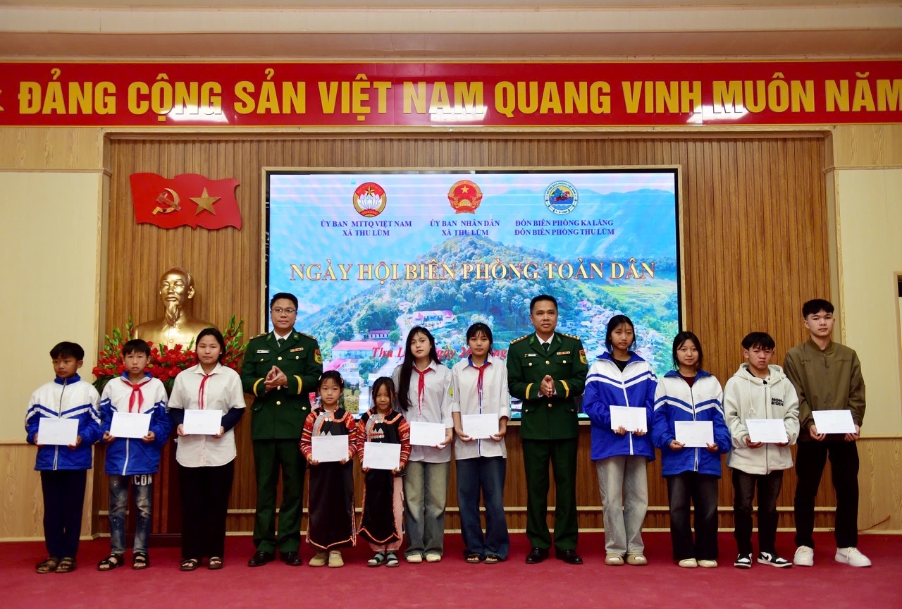 Ban Chỉ huy Bộ đội Biên phòng tỉnh Lai Châu tặng quà học sinh thuộc Chương trình “Nâng bước em tới trường-Con nuôi Đồn Biên phòng” và Dự án “Cán bộ, chiến sĩ Quân đội nâng bước em tới trường”