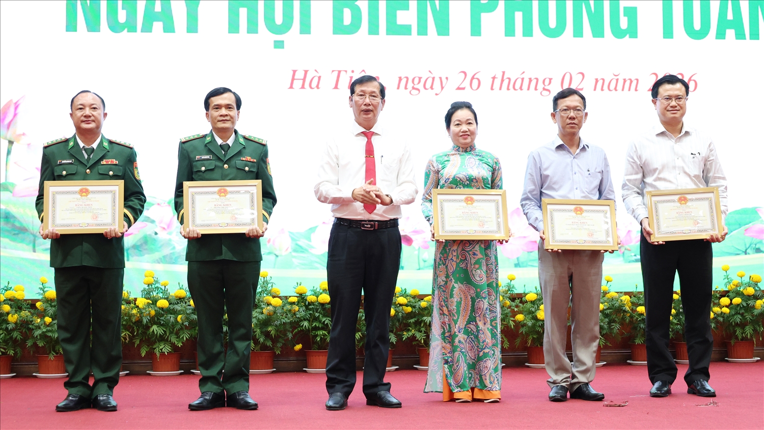 Phó Chủ tịch UBND tỉnh An Giang Lê Văn Phước trao Bằng khen cho các tập thể, cá nhân.