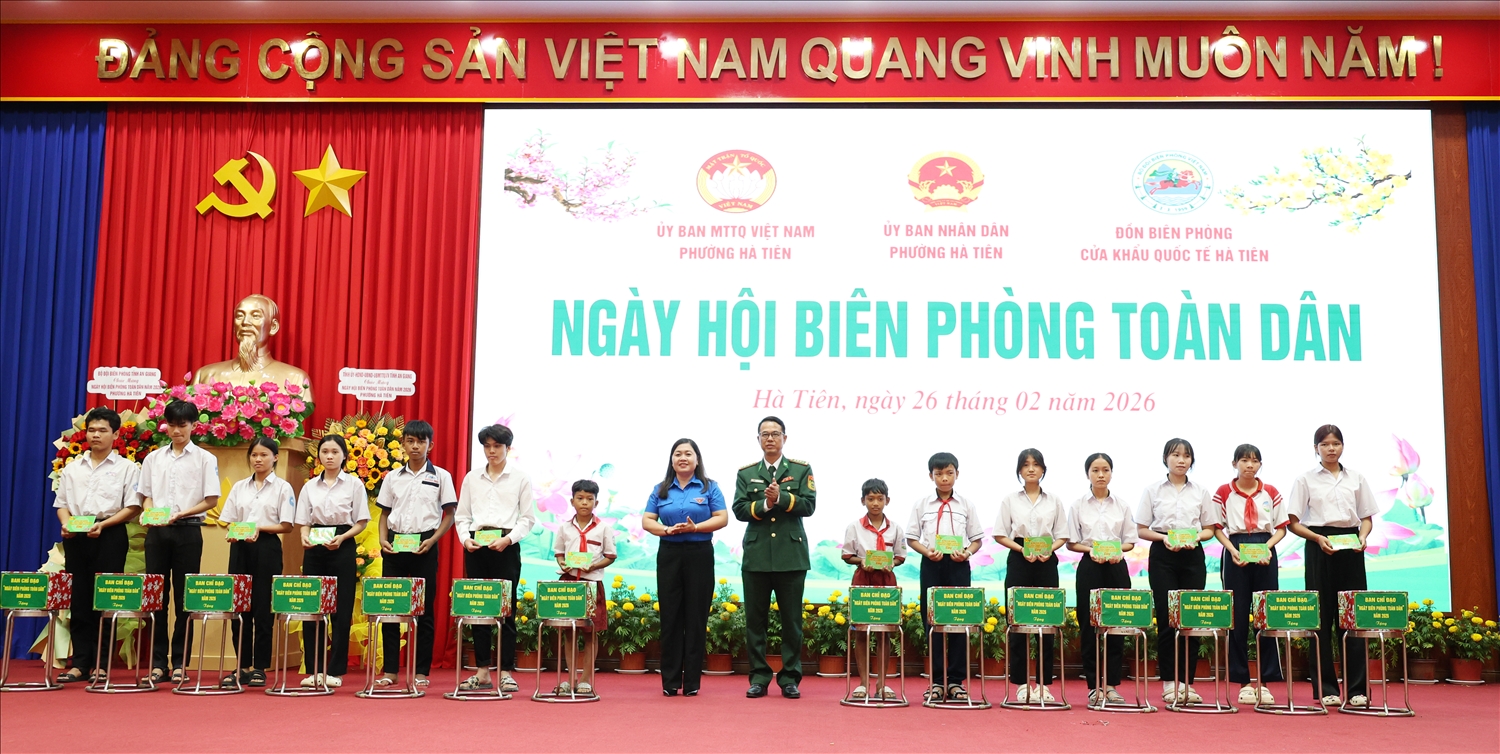 Tặng quà cho các em học sinh trong các chương trình, mô hình, dự án.