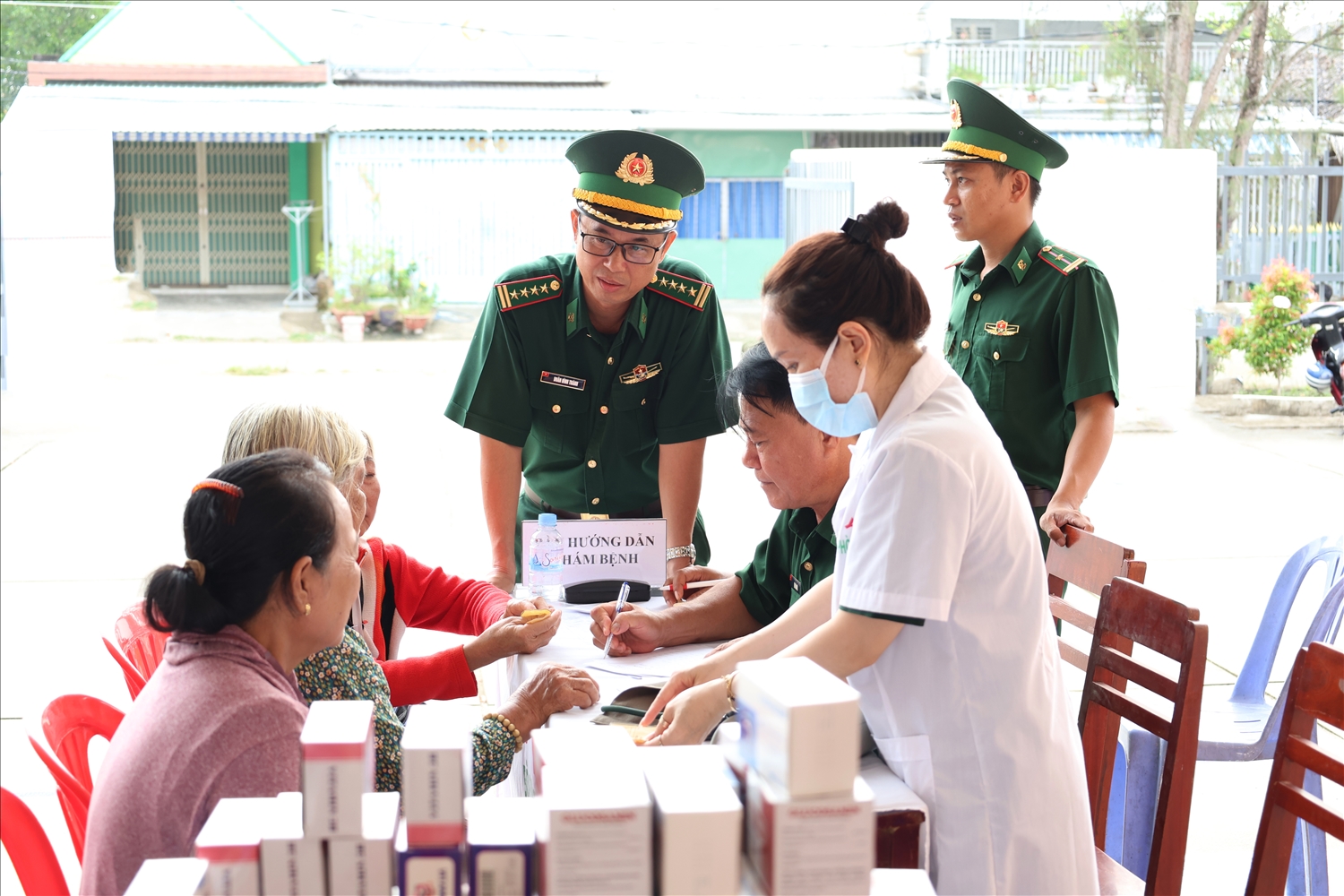 Tư vấn sức khỏe, khám bệnh cho người dân trên địa bàn.