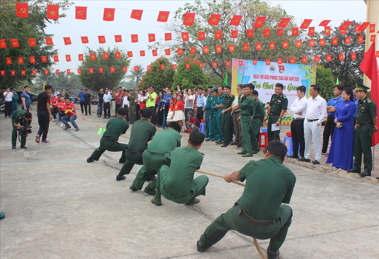 Các hoạt động văn hóa, thể thao thắt chặt tình đoàn kết quân – dân tại Ngày hội. (Ảnh: TĐ)