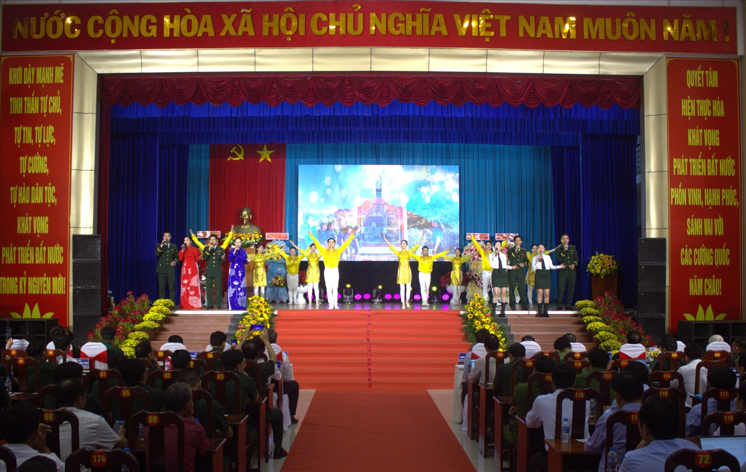 Một tiết mục văn nghệ chào mừng tại Ngày hội. (Ảnh: TĐ)