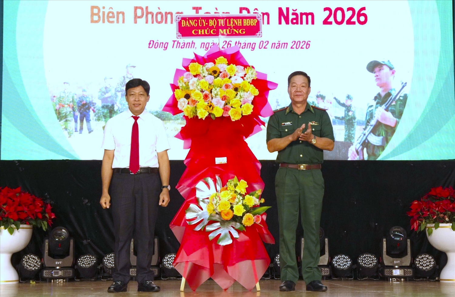 Thiếu tướng Văn Ngọc Quế, Phó Chủ nhiệm Chính trị Bộ đội Biên phòng tặng hoa chúc mừng Ngày hội Biên phòng toàn dân xã Đông Thành. (Ảnh: LK)