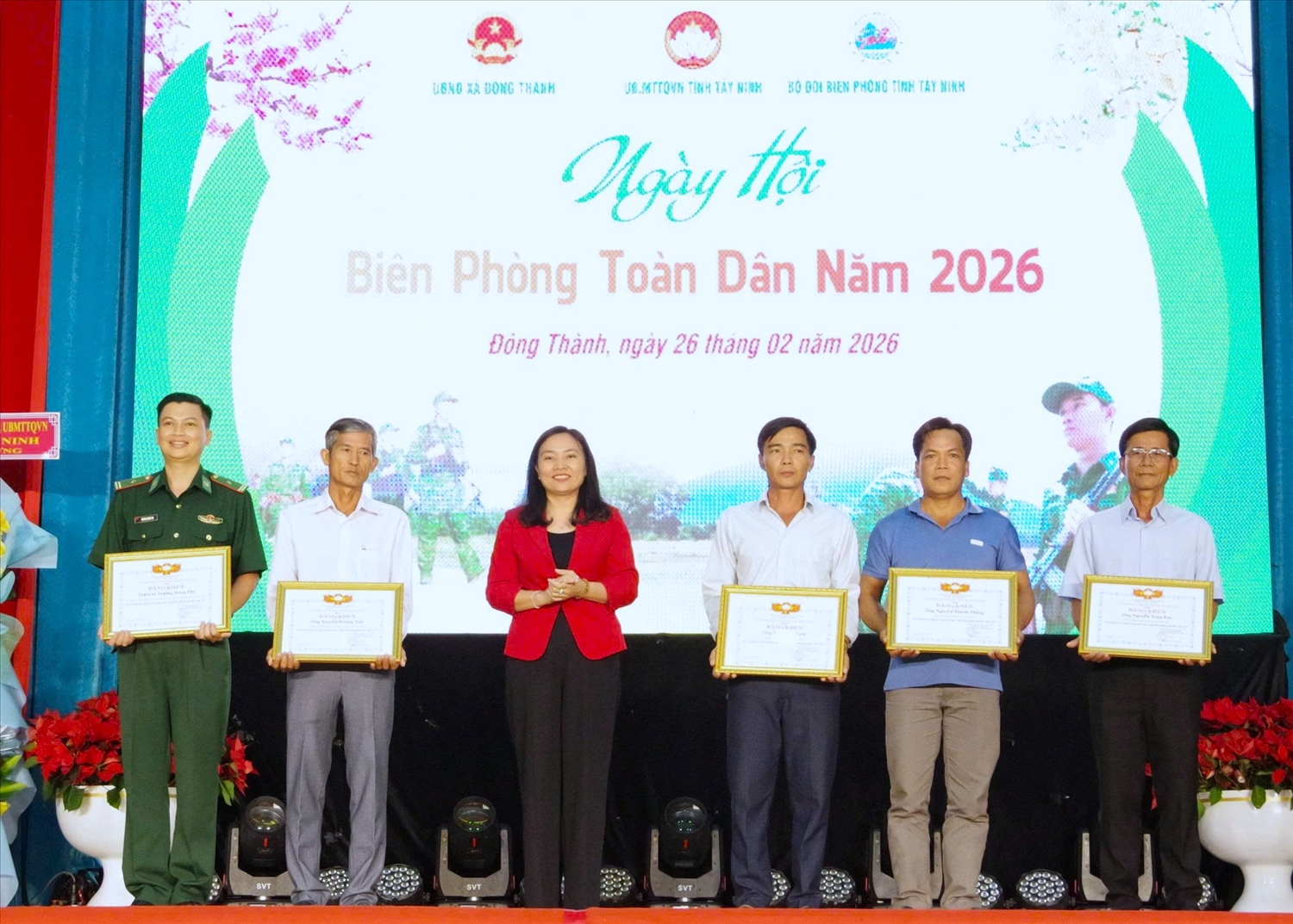 Nhiều tập thể, cá nhân tiêu biểu trong thực hiện Phong trào Toàn dân tham gia bảo vệ chủ quyền lãnh thổ, an ninh biên giới quốc gia trong tình hình mới được trao Bằng khen