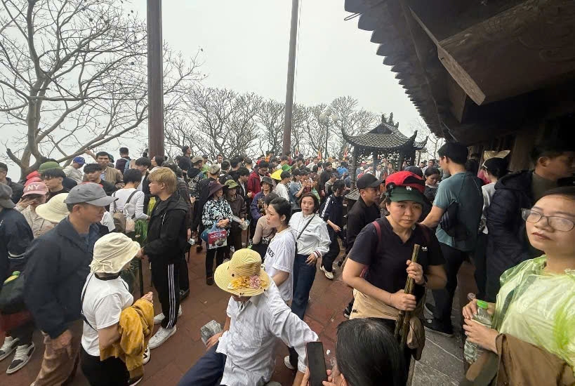 Ngay từ sáng sớm đã có rất đông Phật tử, Nhân dân hành hương về lễ Phật cầu an