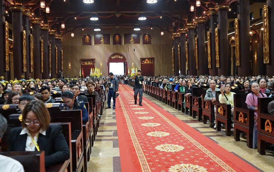 Hàng nghìn Phật tử, Nhân dân về tham gia Lễ khai hội. (Ảnh: Mỹ Dung)