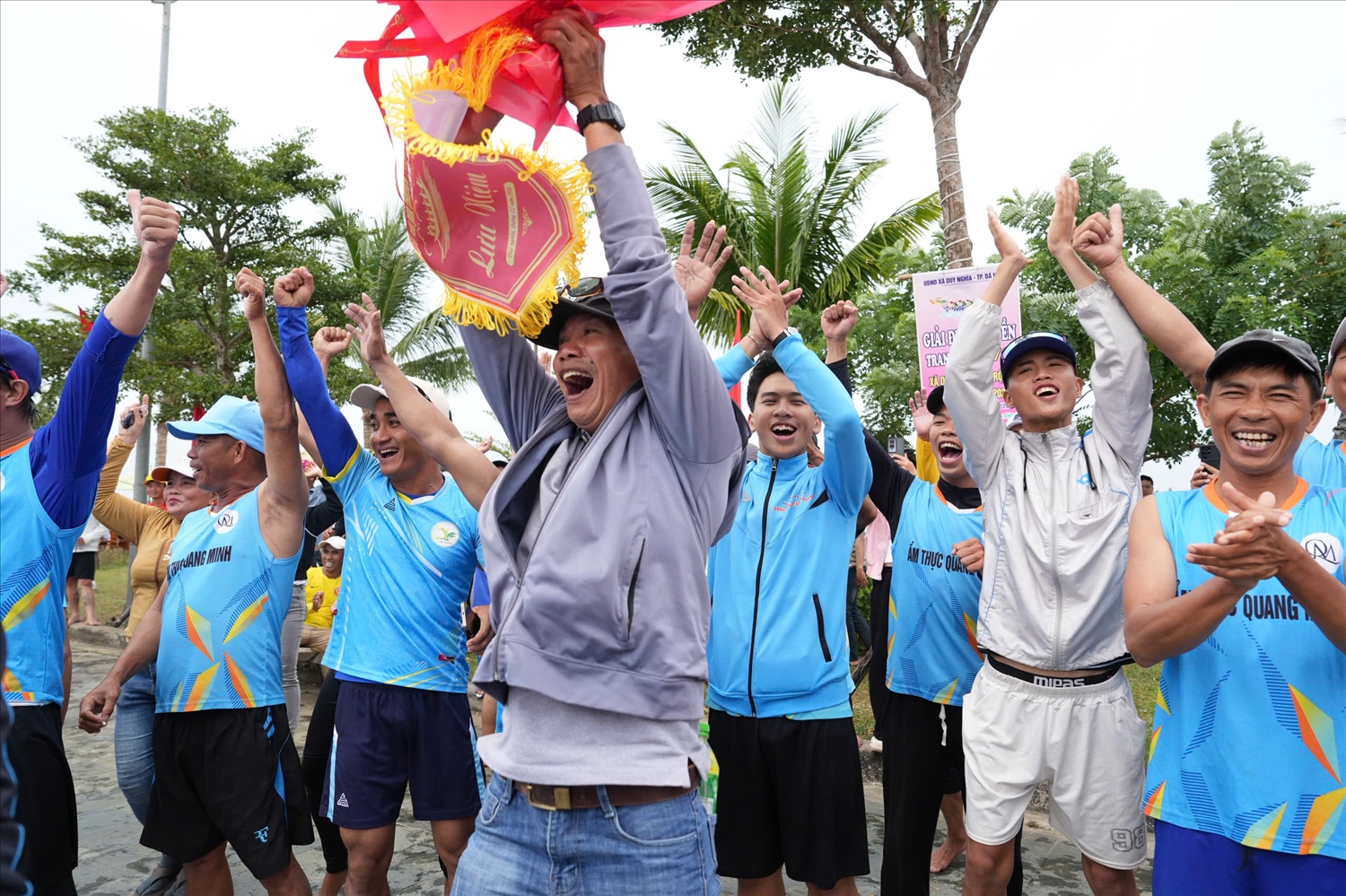 Người dân hò reo cổ vũ cho các đội đua. (Ảnh NT)