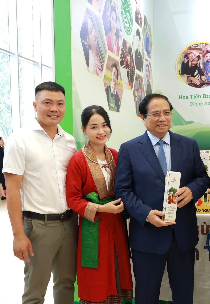 Chị Nguyễn Lê Ngọc Linh giới thiệu sản phẩm mật ong lên men Bản Thổ tới Thủ tướng Phạm Minh Chính tại Hội nghị toàn quốc tổng kết Chương trình mục tiêu quốc gia phát triển kinh tế – xã hội vùng đồng bào dân tộc thiểu số và miền núi năm 2025. Ảnh: NVCC