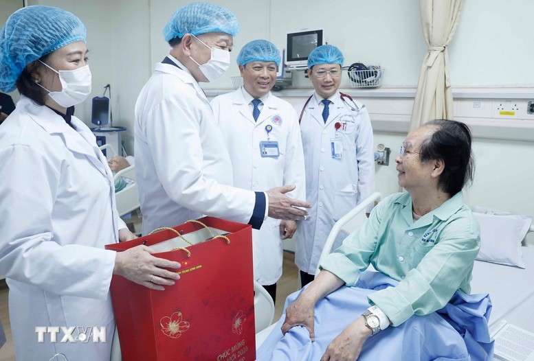 Tổng Bí thư Tô Lâm thăm hỏi và tặng quà cho bệnh nhân đang điều trị tại Bệnh viện - Ảnh: TTXVN