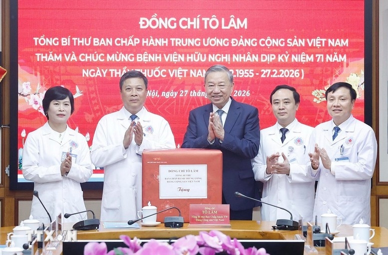 Tổng Bí thư Tô Lâm tặng quà cho cán bộ, bác sĩ, nhân viên y tế Bệnh viện Hữu Nghị - Ảnh: TTXVN