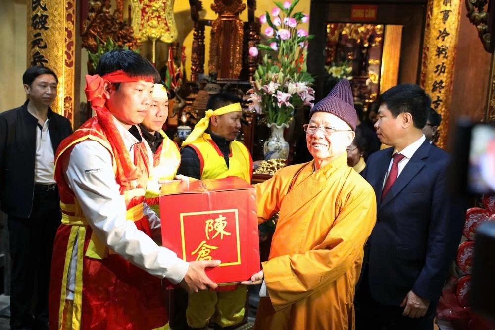 Năm 2026, Ban Tổ chức đã chuẩn bị 170.000 túi lương để phát cho nhân dân và du khách tại 19 điểm quanh khu vực đền. Ảnh: TL