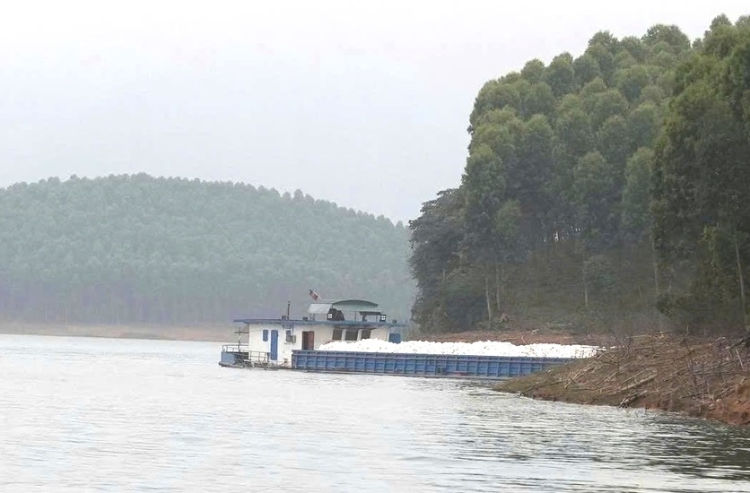 Chiếc tàu chở đá trong vụ tai nạn (Ảnh Trọng Bảo)