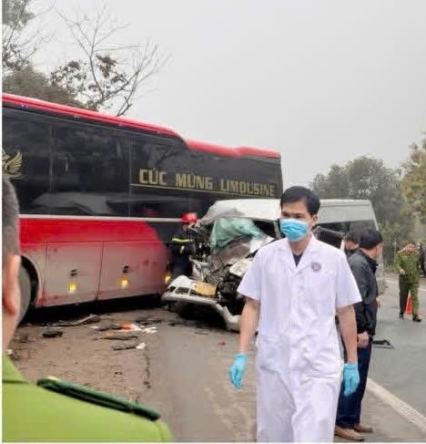 Vụ va chạm giữa hai xe khách khiến 1 người chết, 5 bị người thương 