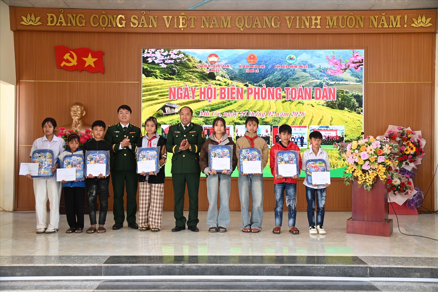 Đồn biên phòng Mù Cả tặng quà cho các em học sinhtrong chương trình Con nuôi Đồn biên phòng