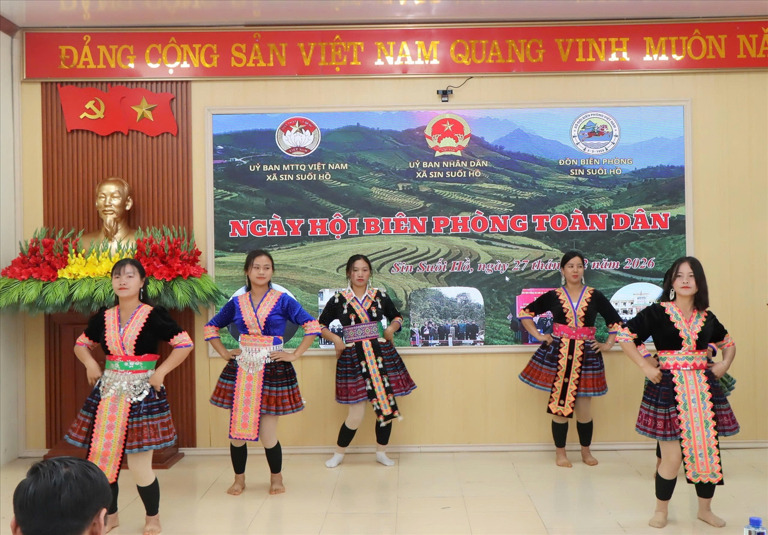 Ngày hội biên phòng toàn dân tại các xã biên giới đã diễn ra chương trình văn nghệ sôi nổi với các tiết mục ca ngợi Đảng, Bác Hồ, bản sắc văn hóa các dân tộc