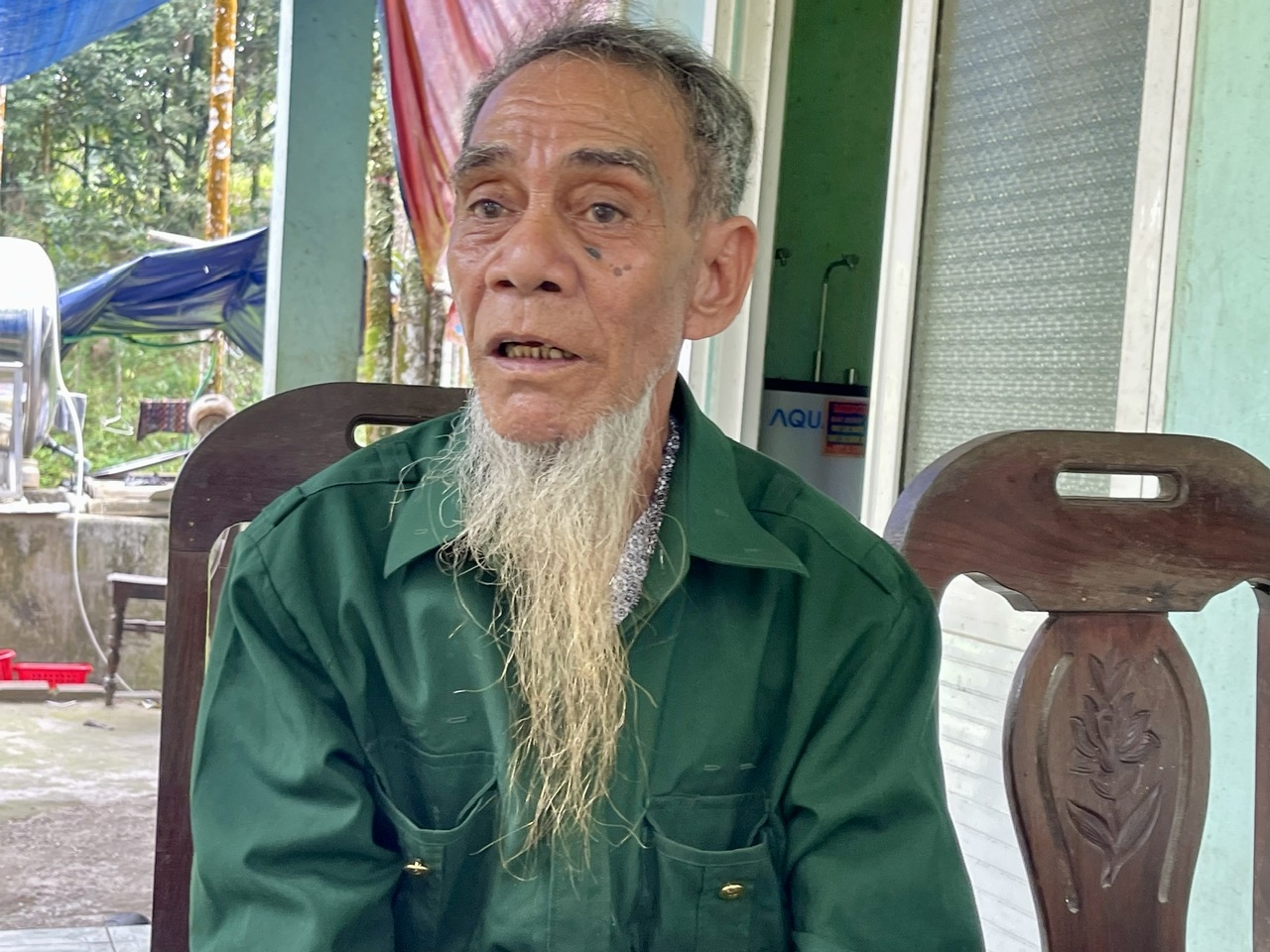 Già Hồ Văn Ách nói về việc tuyên truyền, vận động người dân hăng hái làm ăn. (Ảnh Huy Trường)