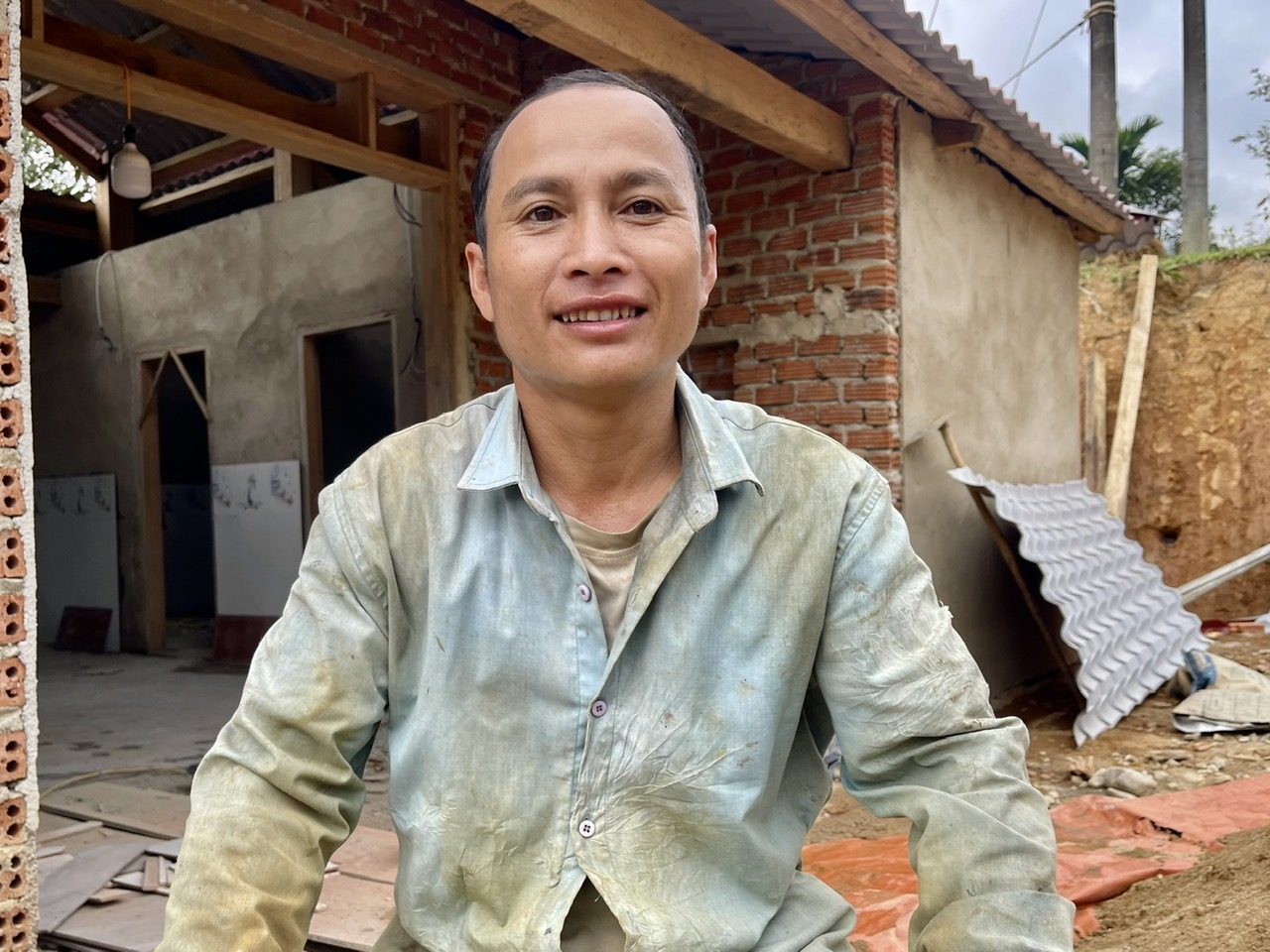 Người có uy tín Phạm Xuân Bi đã kịp thời vận động người dân tránh được sạt lở. (Ảnh Huy Trường)