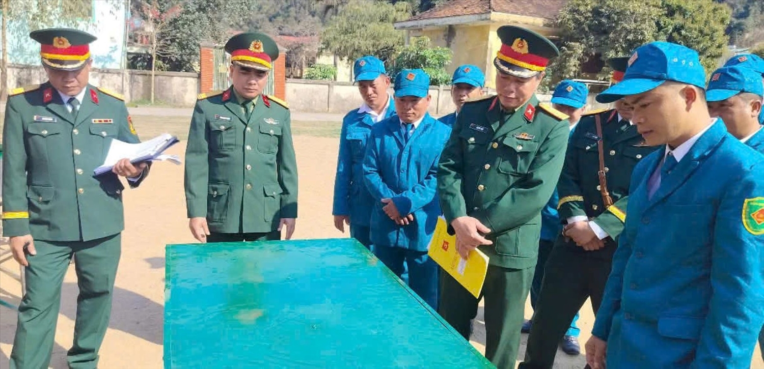 Ứng cử viên ĐBQH Khóa XVI Moong Văn Hoàng (thứ 2 trái sang) - Ảnh: T.H