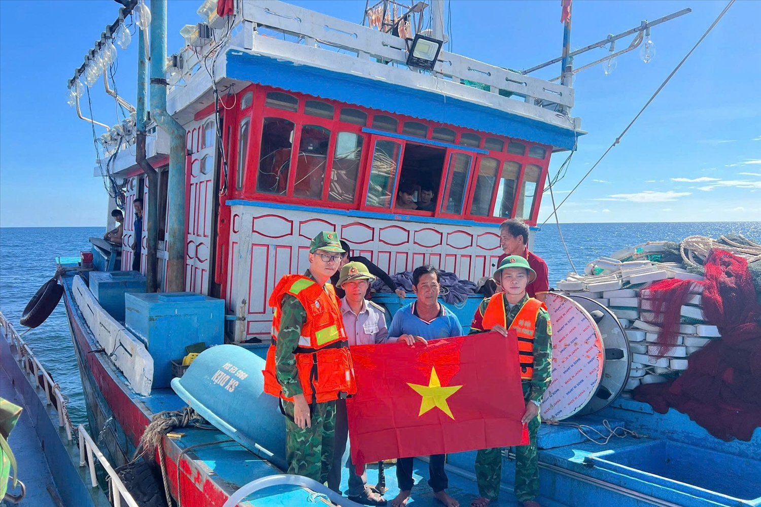 Tặng cờ Tổ Quốc, động viên ngư dân vươn khơi bám biển khai thác thủy sản trên biển đúng quy định