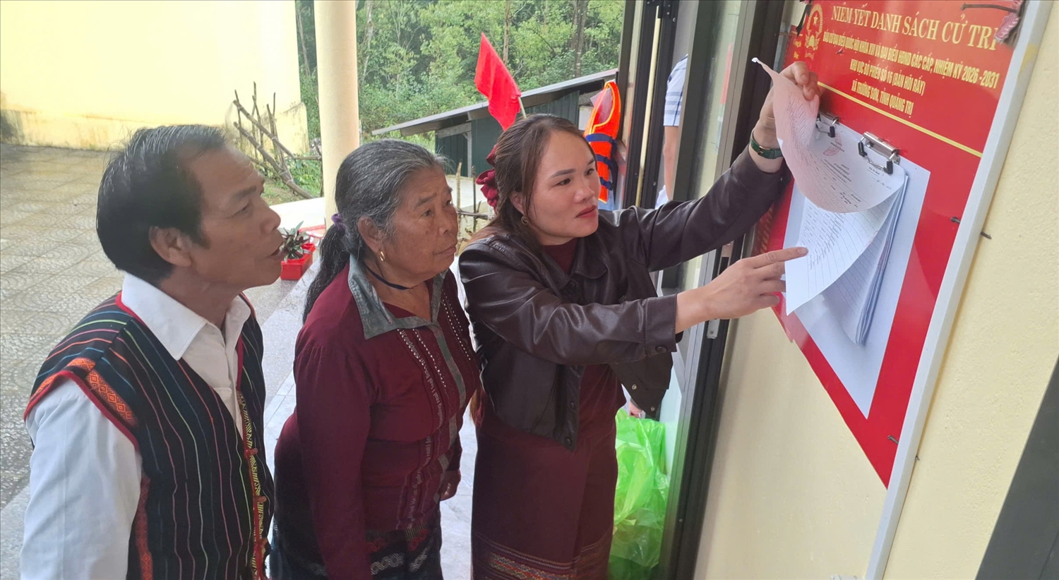 Cử tri ở bản Hôi Rẫy đang kiểm tra tên tuổi của mình tại dang sách cử tri được niêm yết tại nhà văn hóa (Ảnh: Phạm Tiến)