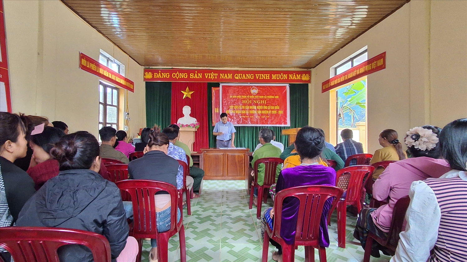 Hội nghị tiếp xúc cử tri của những người ứng cử tại bản Nước Đắng diễn ra trông không khí dân chủ (Ảnh: Phạm Tiến)