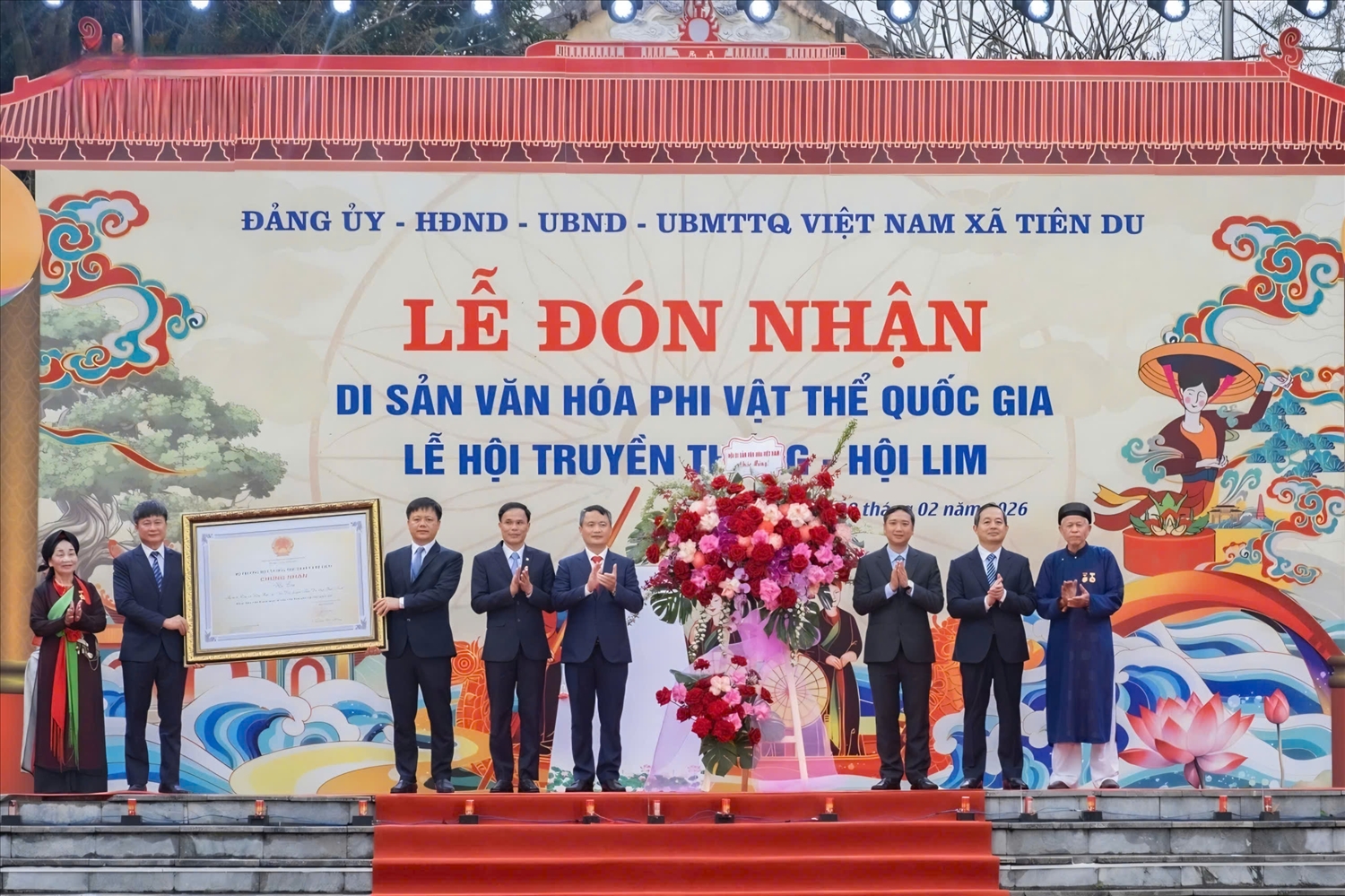 Các đồng chí lãnh đạo tỉnh Bắc Ninh trao chứng nhận Di sản văn hóa phi vật thể quốc gia của Bộ Văn hóa, Thể thao và Du lịch cho xã Tiên Du. Ảnh: ITN