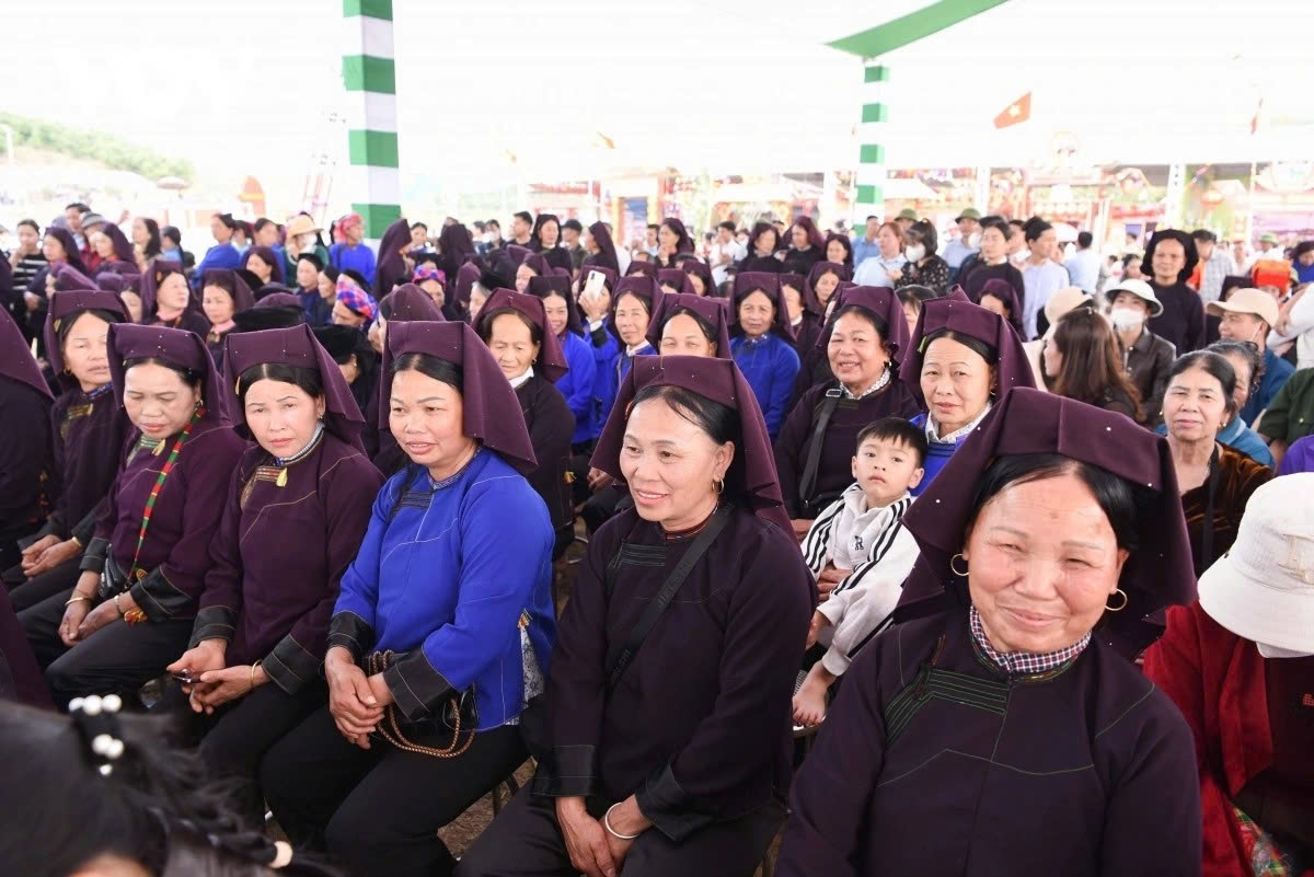 Đông đảo bà con nhân dân xã Tân Sơn mặc áo đồng bào dân tộc Nùng tham gia lễ hội Sloong hao và phiên chợ Xuân vùng cao. Ảnh:ITN