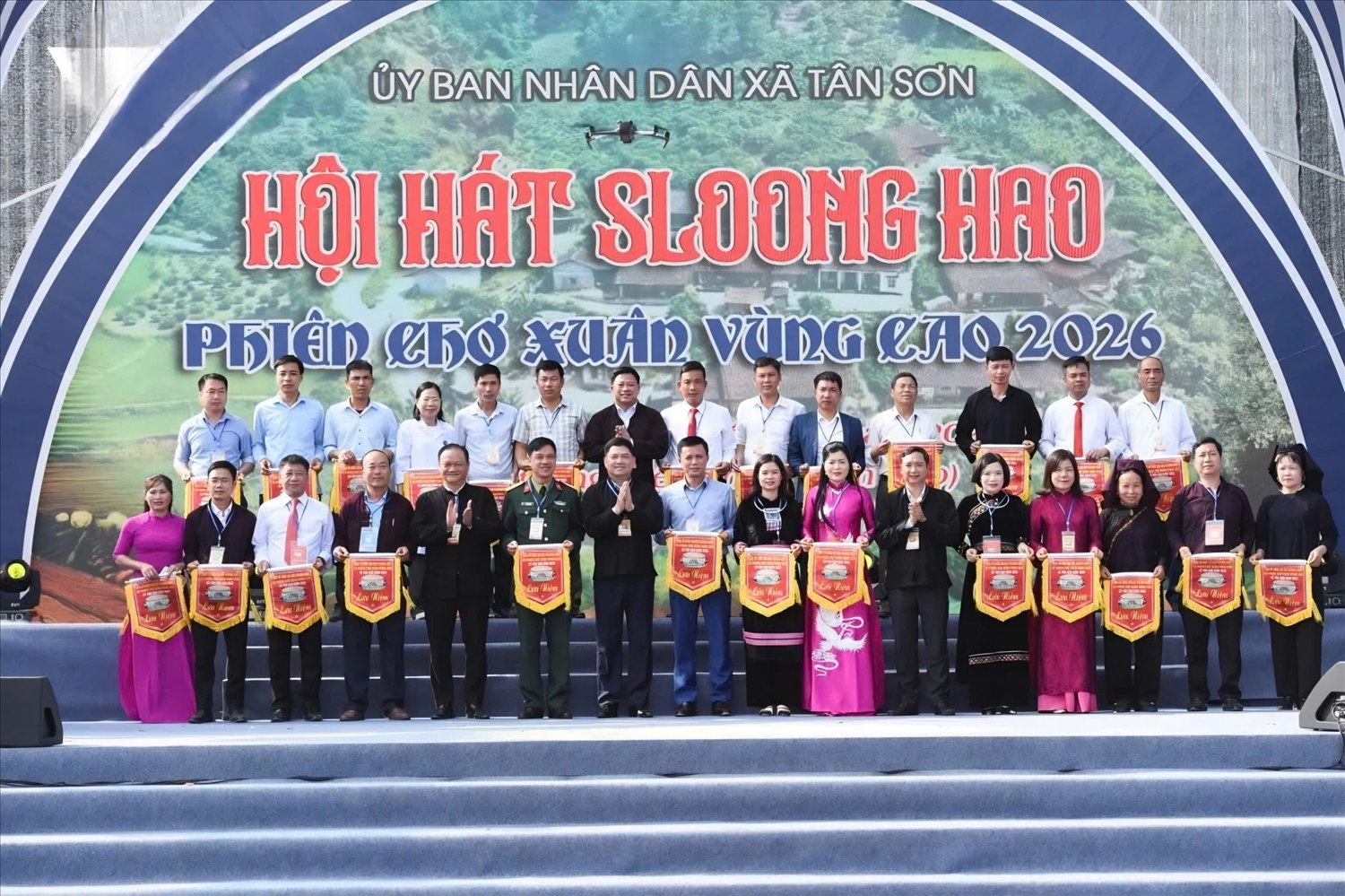 Bí thư Tỉnh ủy Bắc Ninh Nguyễn Hồng Thái và Chủ tịch HĐND tỉnh Bắc Ninh Nguyễn Việt Oanh tặng cờ lưu niệm cho các đơn vị tham gia lễ hội. Ảnh:ITN