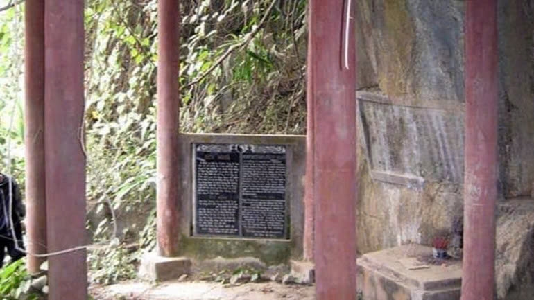 Bia Lê Lợi khi còn ở ven sông Đà, bia được Vua Lê Thái Tổ khắc năm 1431. Ảnh: ITN