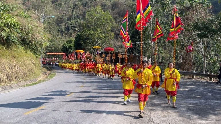 Đoàn rước kiệu Vua Lê Thái Tổ theo nghi thức truyền thống tại Lễ hội.Ảnh: ITN