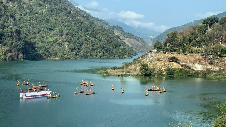 Đoàn thủy quân theo mô phỏng khi vua Lê Thái Tổ dẫn binh lên dẹp loạn phản nghịch.Ảnh: ITN